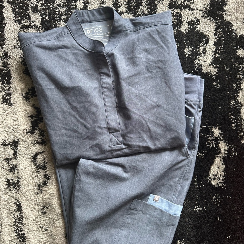 Figs Graphite scrub set